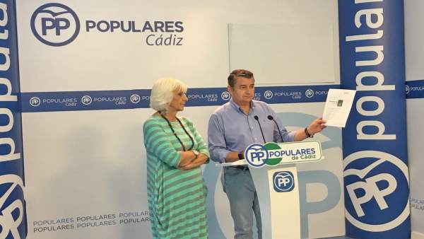 Antonio Sanz con Teófila Martínez en rueda de prensa Antonio Sanz con Teófila Martínez en rueda de prensa