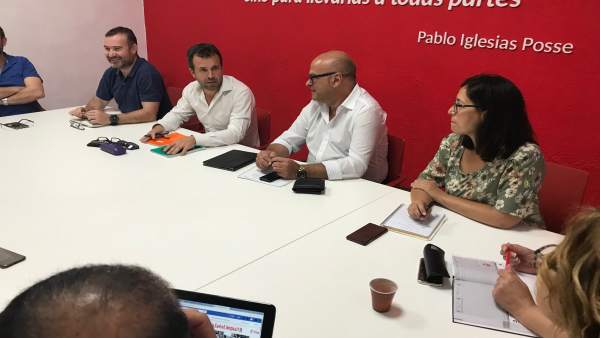 Millán (2i) en la reunión con la ejecutiva y el grupo municipal del PSOE de Jaén Millán (2i) en la reunión con la ejecutiva y el grupo municipal del PSOE de Jaén