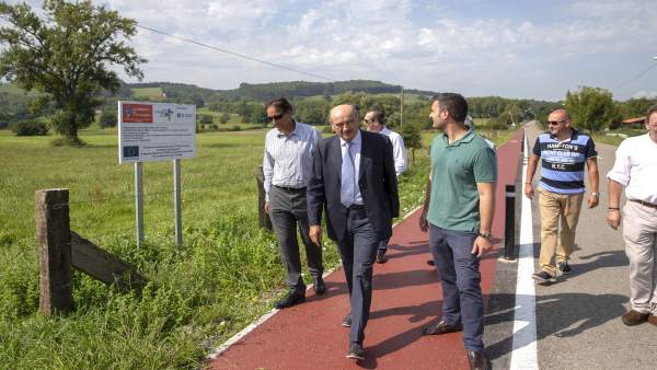 Mazón visita paseo peatonal entre Hoz de Anero y Solegrario Mazón visita paseo peatonal entre Hoz de Anero y Solegrario