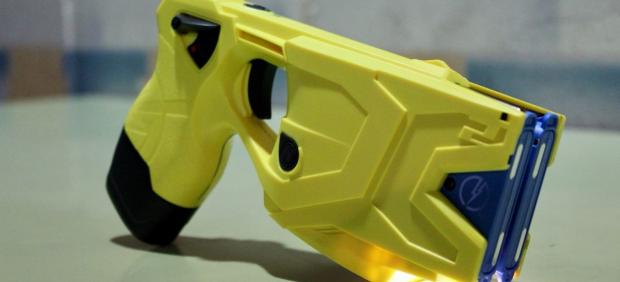 Pistola eléctrica Taser usada por los Mossos d'Esquadra