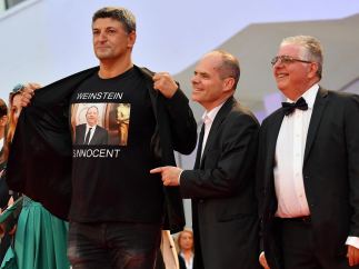 El director italiano Luciano Silighini Garagnani viste una camiseta de apoyo a Harvey Weinstein en el Festival de Venecia.