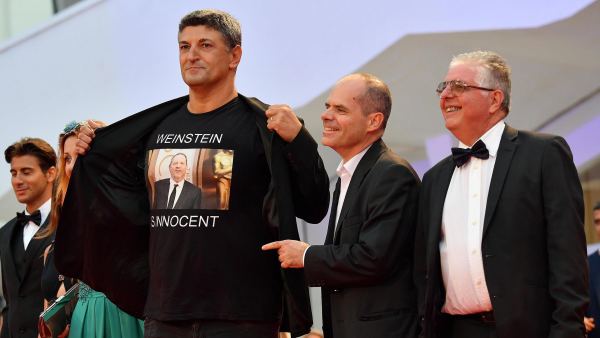El director italiano Luciano Silighini Garagnani viste una camiseta de apoyo a Harvey Weinstein en el Festival de Venecia. El director italiano Luciano Silighini Garagnani viste una camiseta de apoyo a Harvey Weinstein en el Festival de Venecia.