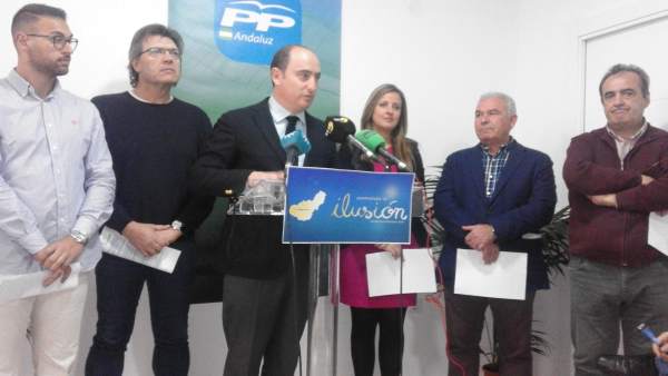 Juan García Montero en rueda de prensa con militantes que apoyan su candidatura Juan García Montero en rueda de prensa con militantes que apoyan su candidatura