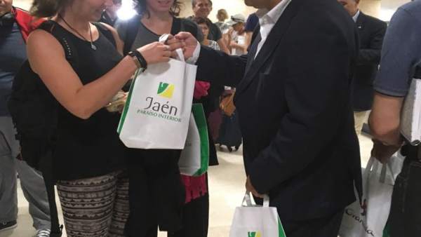 Fernández entrega material promocional sobre Jaén a pasajeros del aeropuerto. Fernández entrega material promocional sobre Jaén a pasajeros del aeropuerto.