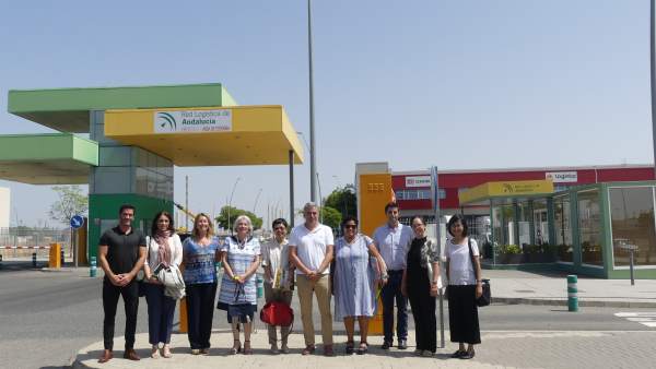Autoridades durante su visita al parque logístico Autoridades durante su visita al parque logístico