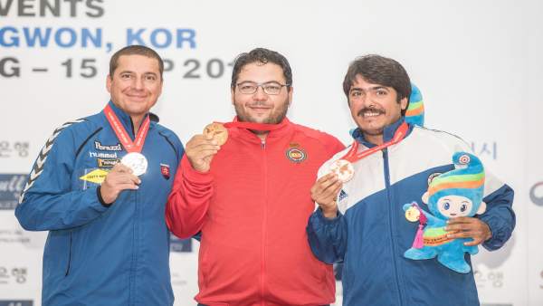 Alberto Fernández con su oro mundial de Trap Alberto Fernández con su oro mundial de Trap
