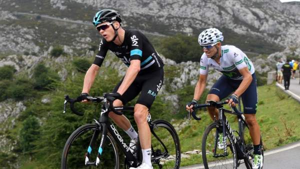 Chris Froome asciende los Lagos de Covadonga Chris Froome asciende los Lagos de Covadonga