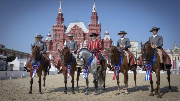 Caballistas posan en la Plaza Roja de Moscú Caballistas posan en la Plaza Roja de Moscú