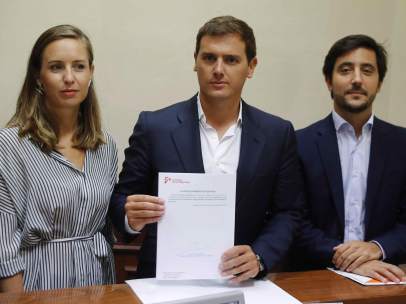 Rivera registra la proposición de ley para suprimir sucesiones junto a los diputados Toni Roldán y Melisa Rodríguez.