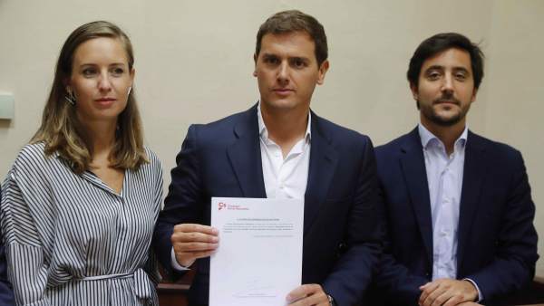 Rivera registra la proposición de ley para suprimir sucesiones junto a los diputados Toni Roldán y Melisa Rodríguez. Rivera registra la proposición de ley para suprimir sucesiones junto a los diputados Toni Roldán y Melisa Rodríguez.