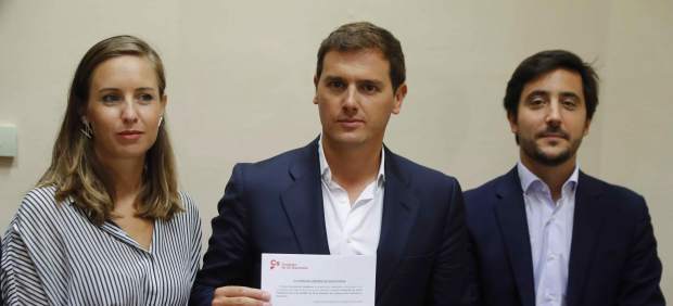 Rivera registra la proposición de ley para suprimir sucesiones junto a los diputados Toni Roldán y Melisa Rodríguez.