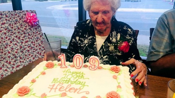 Helen Self celebra su 109º cumpleaños en el Montana Club de Missoula (EE UU). Helen Self celebra su 109º cumpleaños en el Montana Club de Missoula (EE UU).