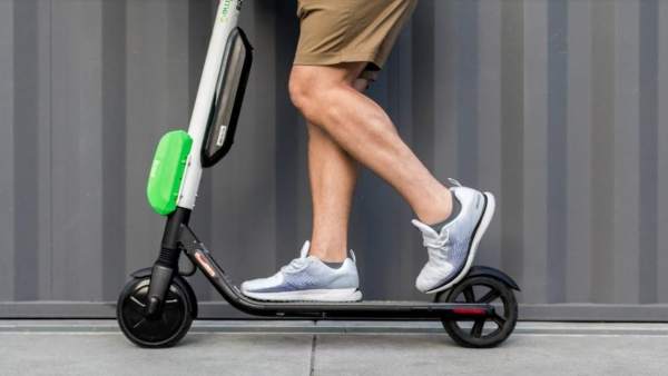 Un patinete eléctrico Un patinete eléctrico