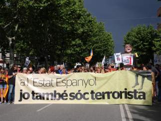 Pancarta de la manifestación en solidaridad con el miembro de los CDR de Esplugues de Llobregat que se encuentra en búsqueda y captura.