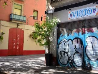 Bar reabierto en la calle Parlament del barrio de Sant Antoni de Barcelona.