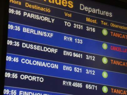 Panel de salidas del aeropuerto del Prat con la indicación de que un vuelo a Berlín de Ryanair ha sido cancelado.