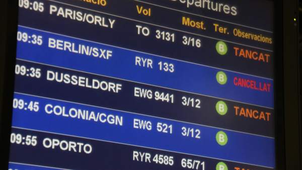 Panel de salidas del aeropuerto del Prat con la indicación de que un vuelo a Berlín de Ryanair ha sido cancelado. Panel de salidas del aeropuerto del Prat con la indicación de que un vuelo a Berlín de Ryanair ha sido cancelado.