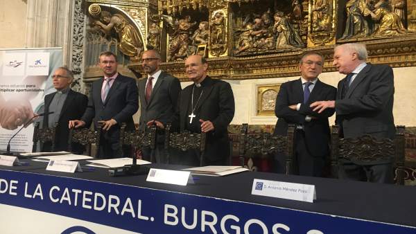 Acto de firma del convenio entre ambas entidades. Acto de firma del convenio entre ambas entidades.