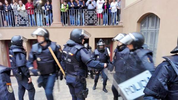Policía Nacional y Guardia Civil requisan urnas del referéndum del 1-O (recurso) Policía Nacional y Guardia Civil requisan urnas del referéndum del 1-O (recurso)