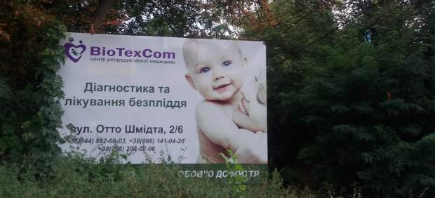 Cartel de la clínica de gestación por sustitución BioTexCom, en Kiev