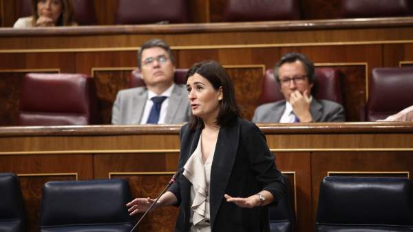 Carmen Montón, ministra de Sanidad en la sesión de control