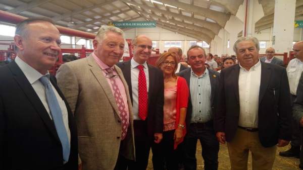 Representantes de la Diputación de Ávila junto a los de otras instituciones. 6-9 Representantes de la Diputación de Ávila junto a los de otras instituciones. 6-9