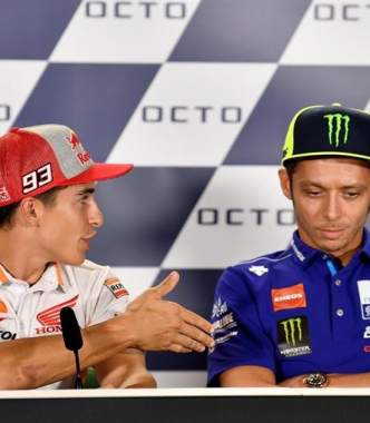 Márquez tiende la mano a Rossi, y este le rechaza.