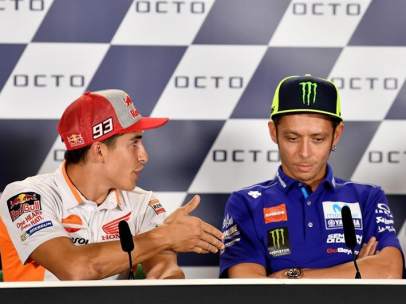 Márquez tiende la mano a Rossi, y este le rechaza.