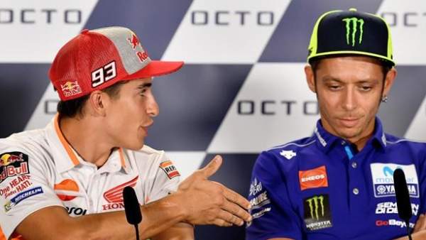 Márquez tiende la mano a Rossi, y este le rechaza. Márquez tiende la mano a Rossi, y este le rechaza.
