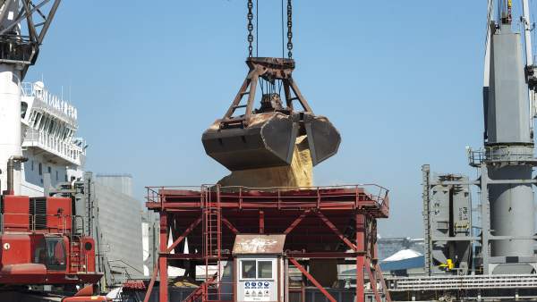 Un barco descarga contenido a granel en el Puerto de Tarragona Un barco descarga contenido a granel en el Puerto de Tarragona