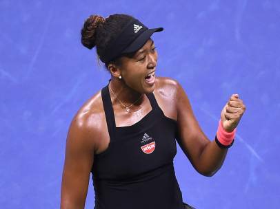Naomi Osaka celebra un punto