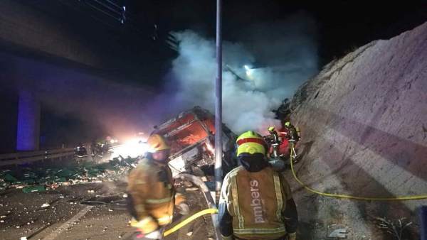 Un camión se incendia tras caerse de la A7 Un camión se incendia tras caerse de la A7