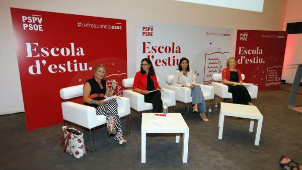 La ministra Carmen Montón en una mesa de l'Escola d'estiu del PSPV La ministra Carmen Montón en una mesa de l'Escola d'estiu del PSPV