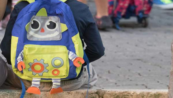 Escolar con mochila Escolar con mochila