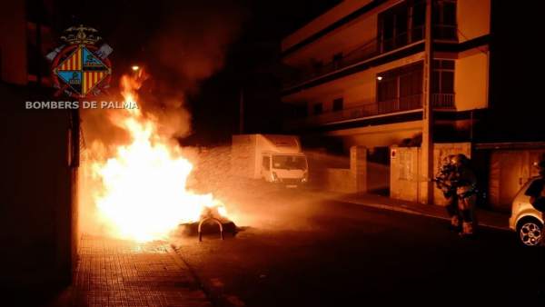 Contenedores ardiendo en Son Gibert Contenedores ardiendo en Son Gibert