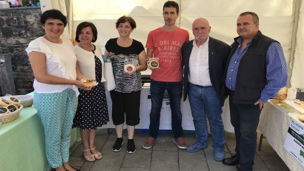 Consejeros con productores de queso en Caso, en el Día de Asturias Consejeros con productores de queso en Caso, en el Día de Asturias