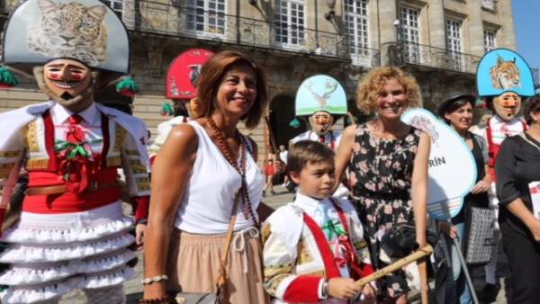 Nava Castro y Marisol Díaz Mouteira en el homenaje a carnavales en Santiago. Nava Castro y Marisol Díaz Mouteira en el homenaje a carnavales en Santiago.