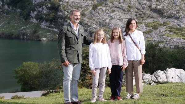 La familia real en el mirador de la Princesa de Asturias ante el Lago Enol La familia real en el mirador de la Princesa de Asturias ante el Lago Enol