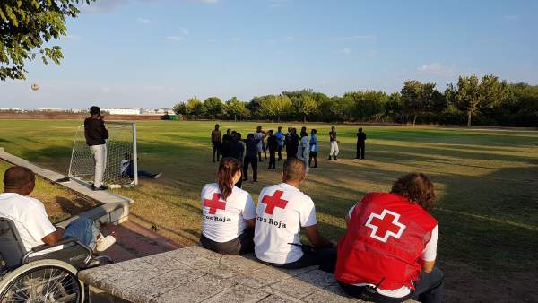 Voluntarios de Cruz Roja junto a los migrantes en Mérida Voluntarios de Cruz Roja junto a los migrantes en Mérida