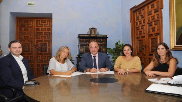 La Diputación de Córdoba firma un convenio con Cruz Roja La Diputación de Córdoba firma un convenio con Cruz Roja