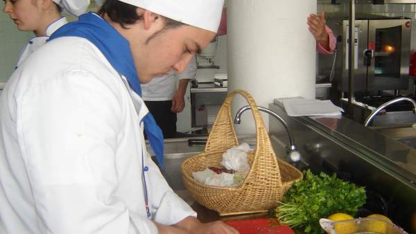 Un Alumno En La Escuela De Hostelería De Islantilla. Un Alumno En La Escuela De Hostelería De Islantilla.