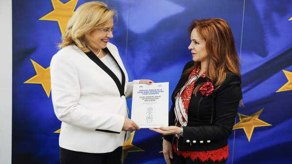 Clemente con la comisaria europea Clemente con la comisaria europea