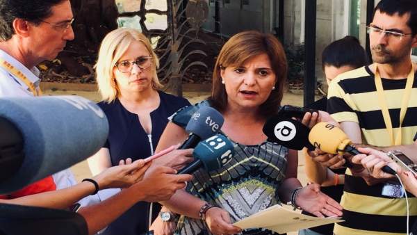 Isabel Bonig atiende a los medios Isabel Bonig atiende a los medios