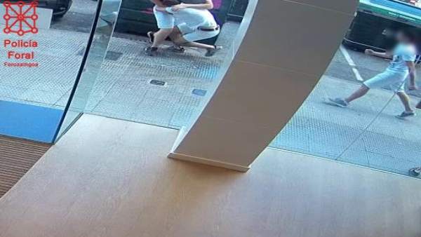 Imágenes de la agresión captada por una cámara de seguridad Imágenes de la agresión captada por una cámara de seguridad