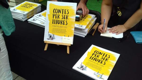 Libro 'Contes per ser lliures' Libro 'Contes per ser lliures'