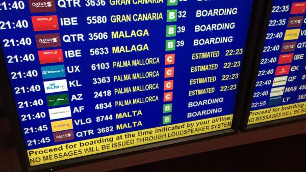 Pantallas de información sobre vuelos en un aeropuerto Pantallas de información sobre vuelos en un aeropuerto