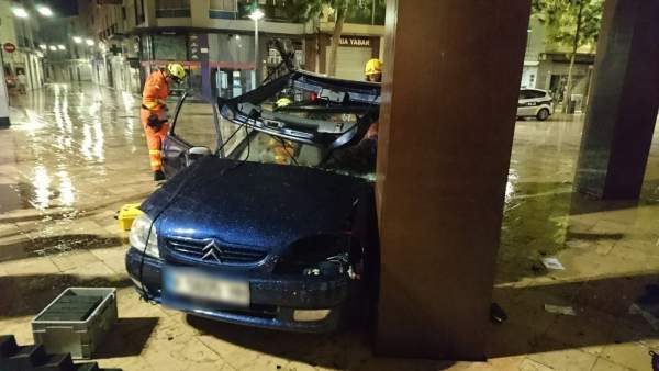 Successos.- Dos ferides en xocar el seu vehicle contra una escultura a la plaça Escola Pia de Gandia Successos.- Dos ferides en xocar el seu vehicle contra una escultura a la plaça Escola Pia de Gandia