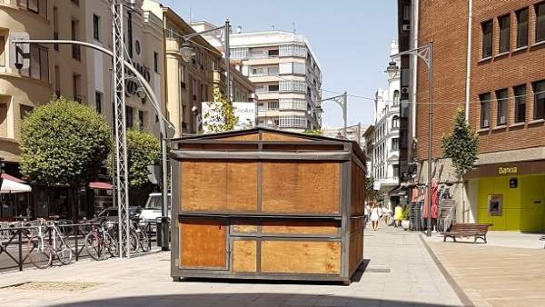 Una de las casetas instaladas en Claudio Moyano esquina María de Molina Una de las casetas instaladas en Claudio Moyano esquina María de Molina