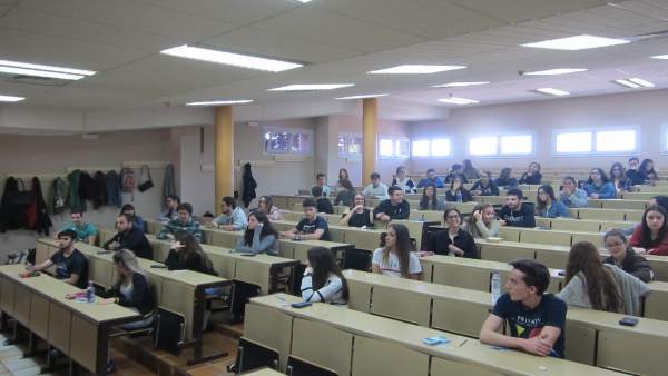 Los estudiantes extremeños vuelven a las aulas a repetir la EBAU Los estudiantes extremeños vuelven a las aulas a repetir la EBAU