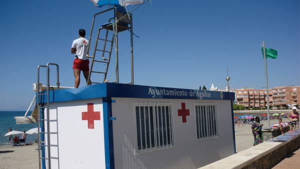 Socorrista vigila una playa Socorrista vigila una playa